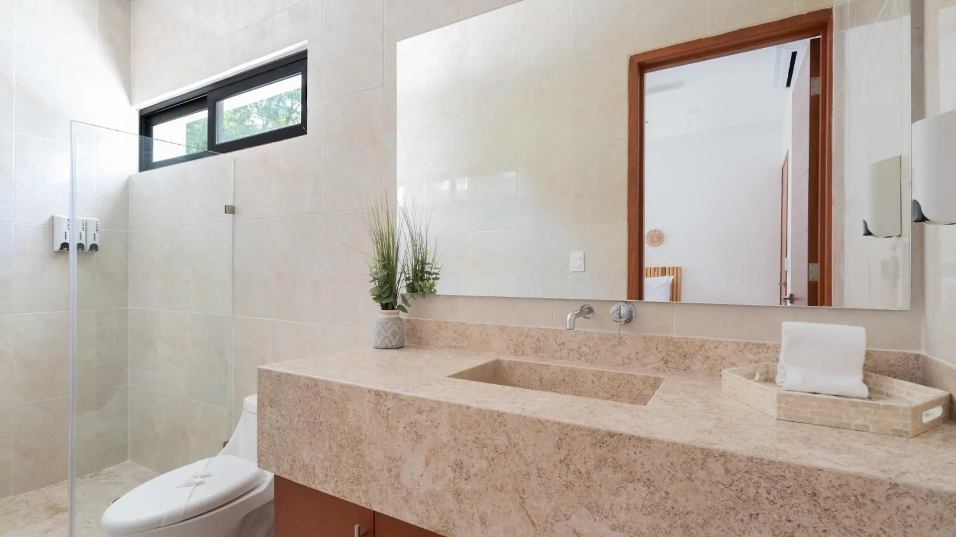 Casa Laura - Tulum - Private Townhome For 6 Guest - 3 Bedrooms - 5 Beds- Restaurant Walking Distance
