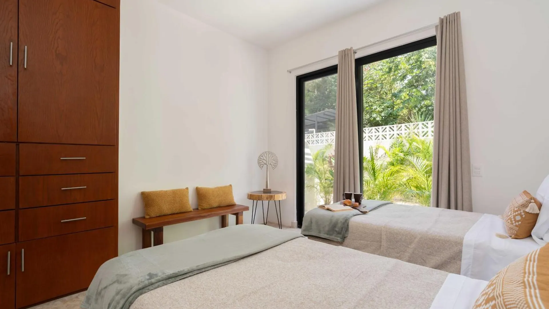 Casa Laura - Tulum - Private Townhome For 6 Guest - 3 Bedrooms - 5 Beds- Restaurant Walking Distance