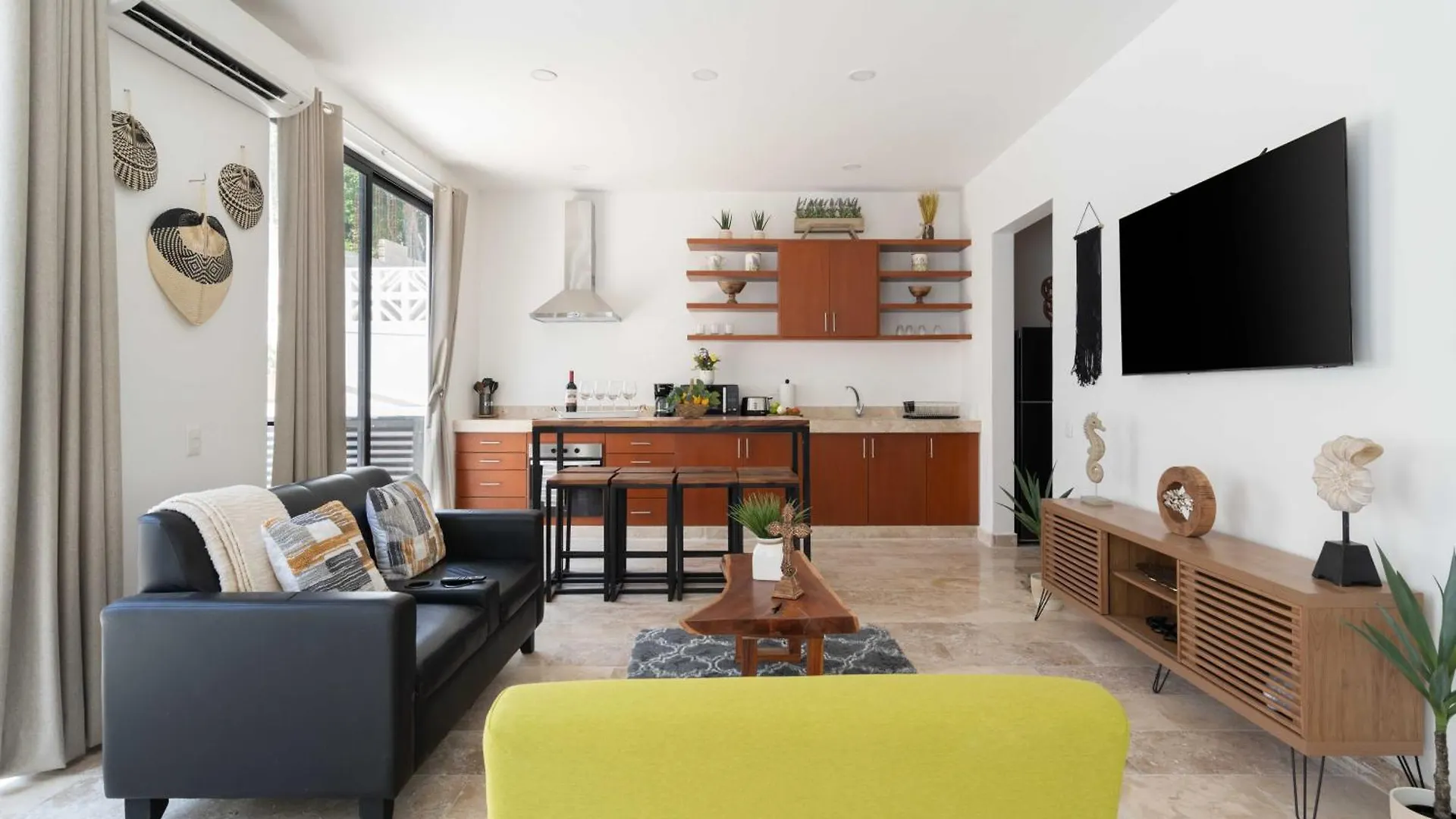 Casa Laura - Tulum - Private Townhome For 6 Guest - 3 Bedrooms - 5 Beds- Restaurant Walking Distance 0*,  Mexico