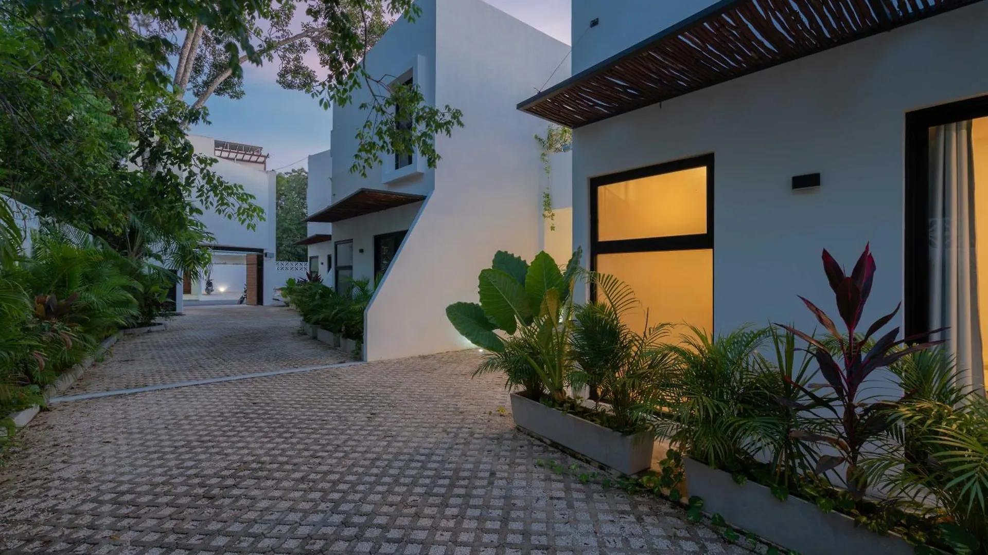 Casa Laura - Tulum - Private Townhome For 6 Guest - 3 Bedrooms - 5 Beds- Restaurant Walking Distance