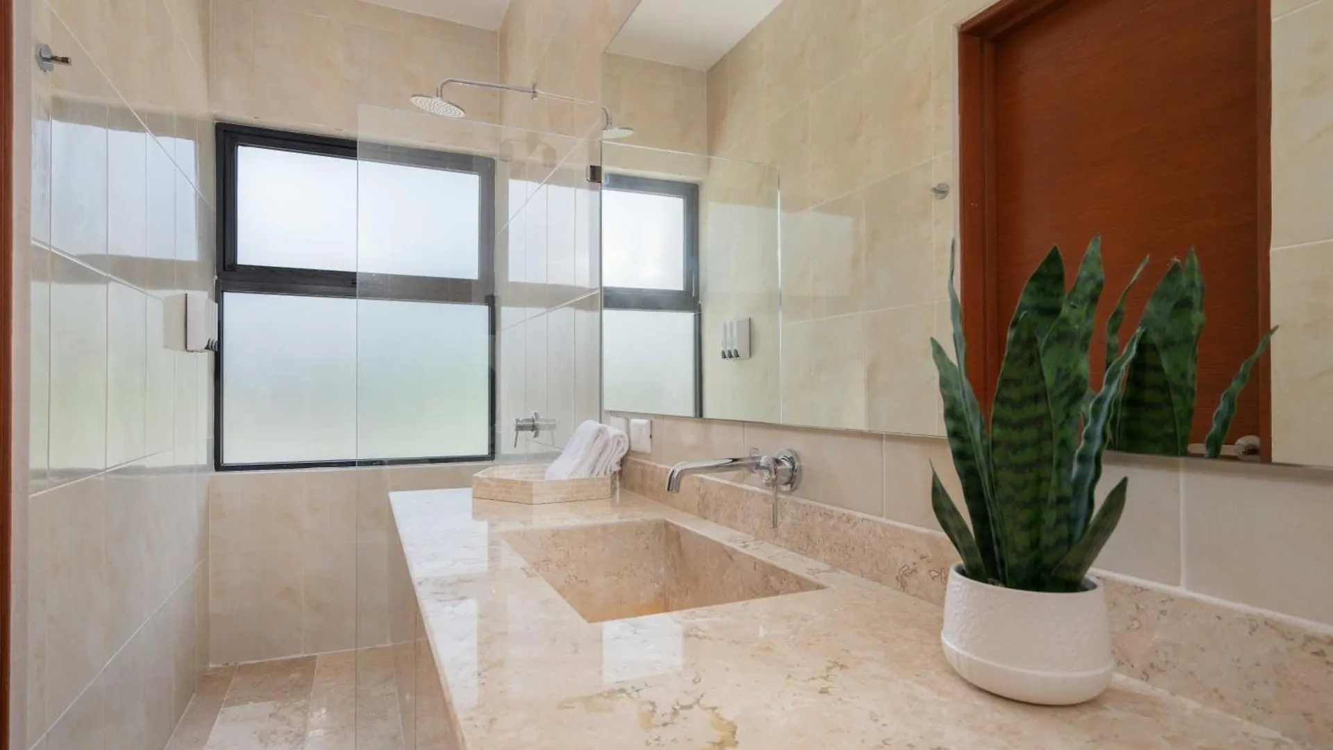 Casa Laura - Tulum - Private Townhome For 6 Guest - 3 Bedrooms - 5 Beds- Restaurant Walking Distance 0*,